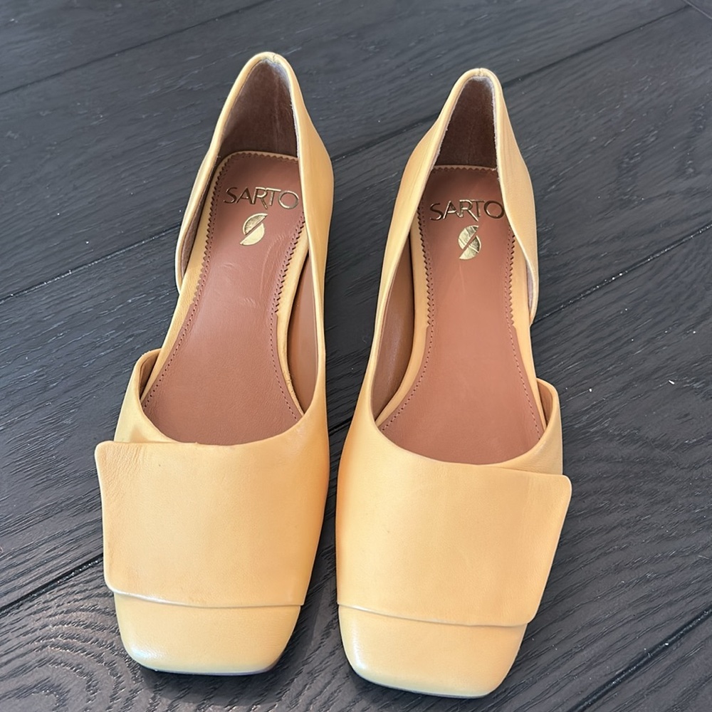 Sarto ladies Flats Size 7. NWT